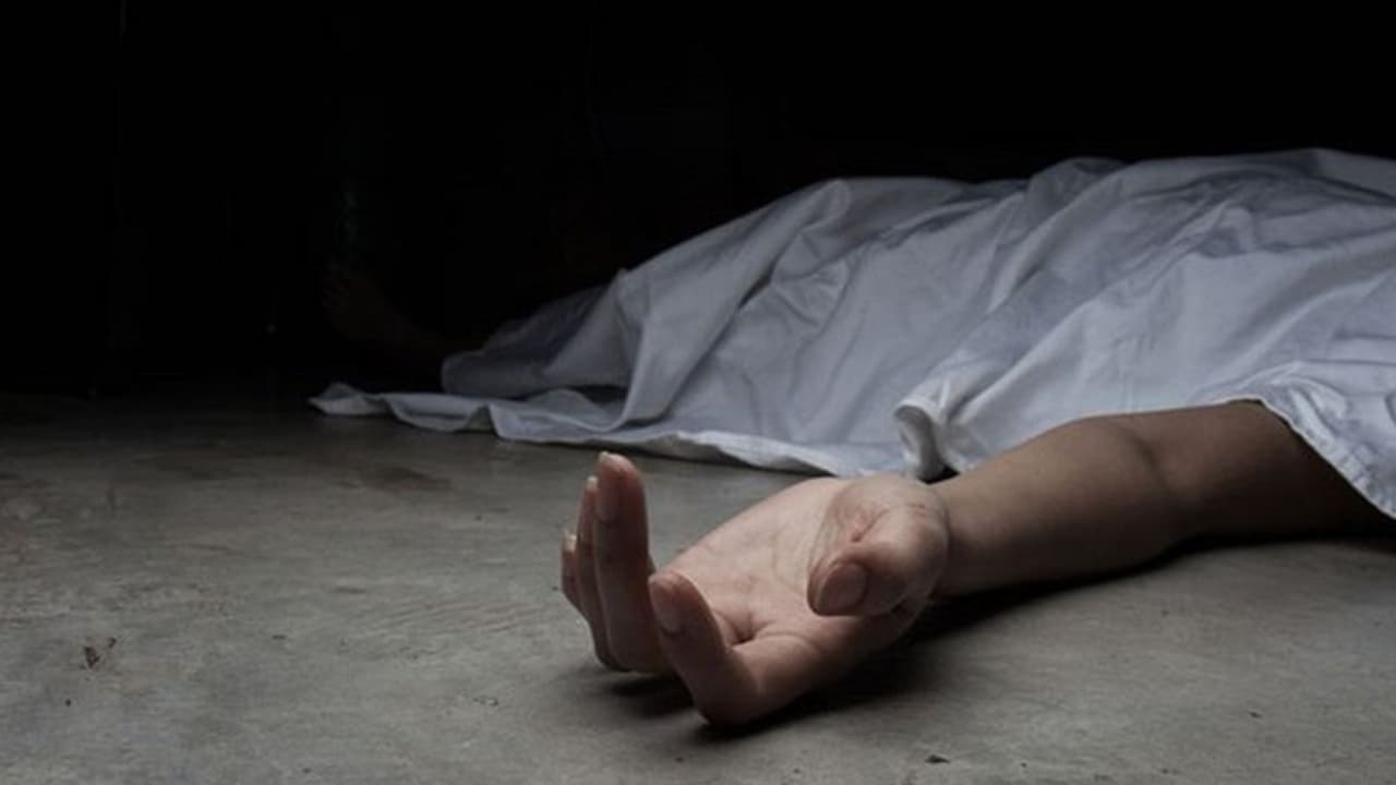 इंदौर में हॉस्टल रूम में इस हाल में मिली मेडिकल कॉलेज की छात्रा, डायरी में लिखा था जिंदगी से हार गई इंदौर में हॉस्टल रूम में इस हाल में मिली मेडिकल कॉलेज की छात्रा, डायरी में लिखा था जिंदगी से हार गई