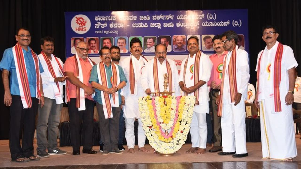 ಜಿಎಸ್ಟಿಯಿಂದ ಬೀಡಿಗೆ ವಿನಾಯ್ತಿ: ವೀರಪ್ಪ ಮೊಯ್ಲಿ ಒತ್ತಾಯ ಜಿಎಸ್ಟಿಯಿಂದ ಬೀಡಿಗೆ ವಿನಾಯ್ತಿ: ವೀರಪ್ಪ ಮೊಯ್ಲಿ ಒತ್ತಾಯ