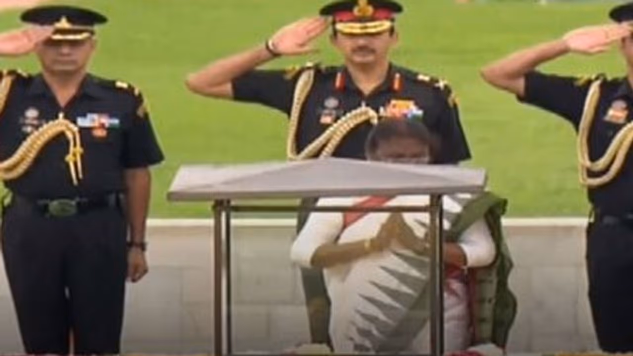 రాజ్ఘాట్లో మహాత్మునికి నివాళులర్పించిన ద్రౌపది ముర్ము.. కాసేపట్లో రాష్ట్రపతిగా ప్రమాణం.. రాజ్ఘాట్లో మహాత్మునికి నివాళులర్పించిన ద్రౌపది ముర్ము.. కాసేపట్లో రాష్ట్రపతిగా ప్రమాణం..