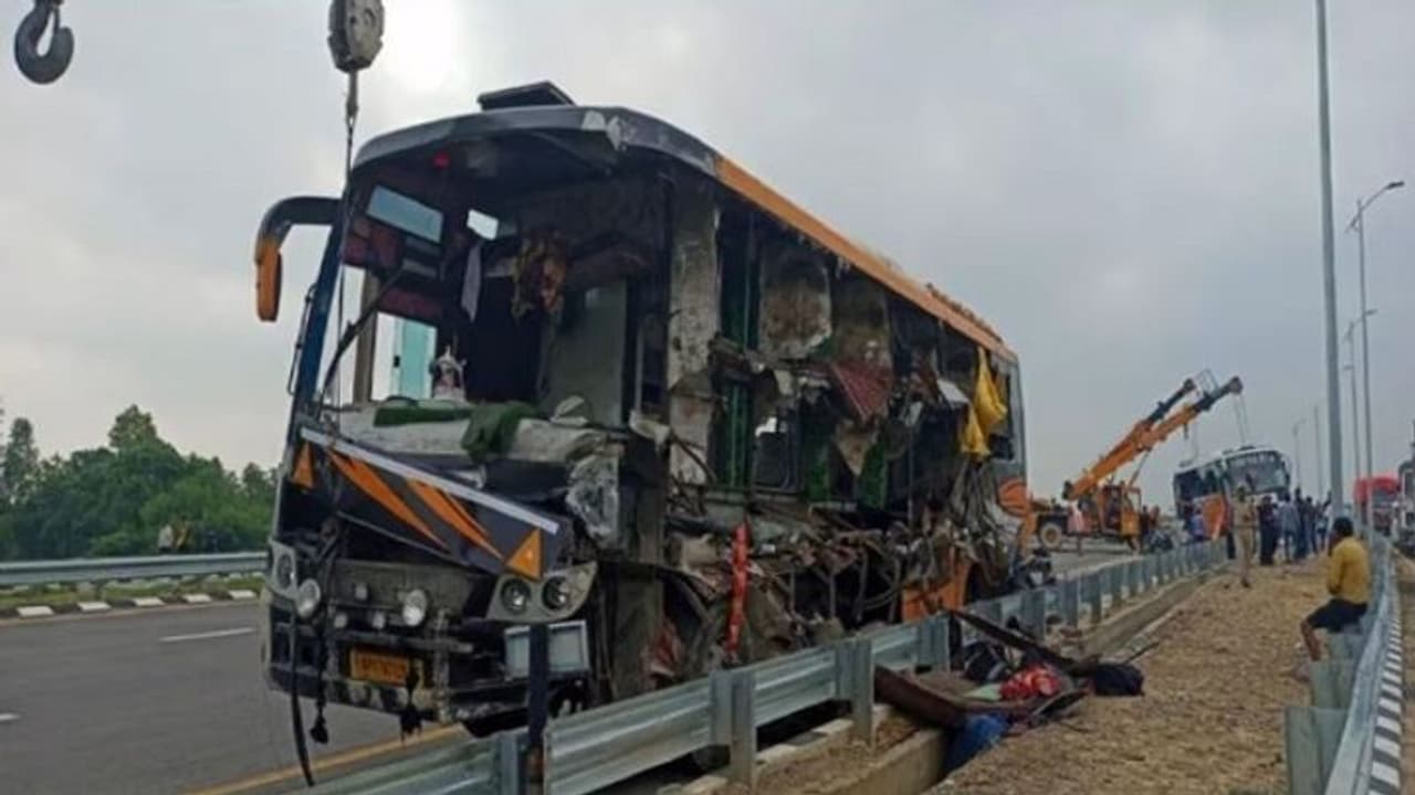 ಎಕ್ಸ್ಪ್ರೆಸ್ ವೇನಲ್ಲಿ ನಿಂತಿದ್ದ ಡಬಲ್ ಡೆಕರ್ ಬಸ್ಗೆ ಗುದ್ದಿದ ಇನ್ನೊಂದು ಬಸ್, 8 ಸಾವು! ಎಕ್ಸ್ಪ್ರೆಸ್ ವೇನಲ್ಲಿ ನಿಂತಿದ್ದ ಡಬಲ್ ಡೆಕರ್ ಬಸ್ಗೆ ಗುದ್ದಿದ ಇನ್ನೊಂದು ಬಸ್, 8 ಸಾವು!