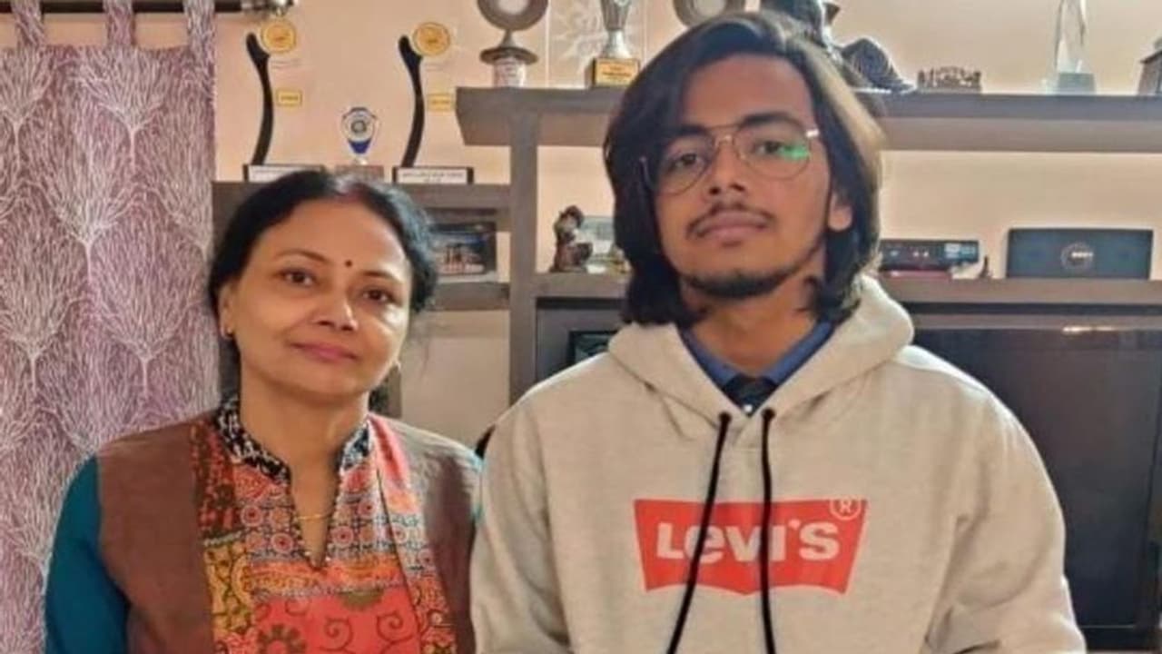 CISCE में किसी को 100 में से 100 नंबर मिले तो कोई 4 घंटे करता था पढ़ाई, टॉपर ने बताई कैसे की एग्जाम की तैयारी CISCE में किसी को 100 में से 100 नंबर मिले तो कोई 4 घंटे करता था पढ़ाई, टॉपर ने बताई कैसे की एग्जाम की तैयारी