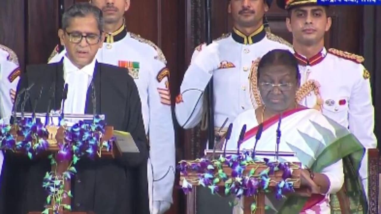 President Oath Ceremony: 64 ವರ್ಷದ ದ್ರೌಪದಿ ಮುರ್ಮು ಇನ್ನು ದೇಶದ ಸುಪ್ರೀಂ ಕಮಾಂಡರ್! President Oath Ceremony: 64 ವರ್ಷದ ದ್ರೌಪದಿ ಮುರ್ಮು ಇನ್ನು ದೇಶದ ಸುಪ್ರೀಂ ಕಮಾಂಡರ್!