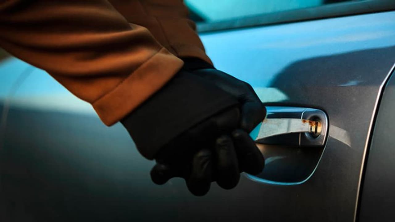 इश्क क्या न कराए! गर्लफ्रेंड को इम्प्रेस करने के लिए युवक ने चुराईं 2 कारें, 13 बाइक: हुआ गिरफ्तार