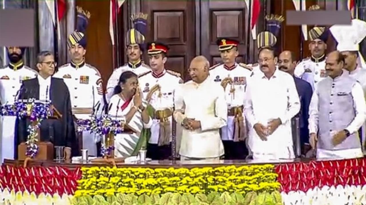 द्रोपदी मुर्मू बनी देश की 15वीं राष्ट्रपति, झारखंड के कई MP और नेताओं ने शपथ ग्रहण कार्यक्रम में लिया हिस्सा द्रोपदी मुर्मू बनी देश की 15वीं राष्ट्रपति, झारखंड के कई MP और नेताओं ने शपथ ग्रहण कार्यक्रम में लिया हिस्सा