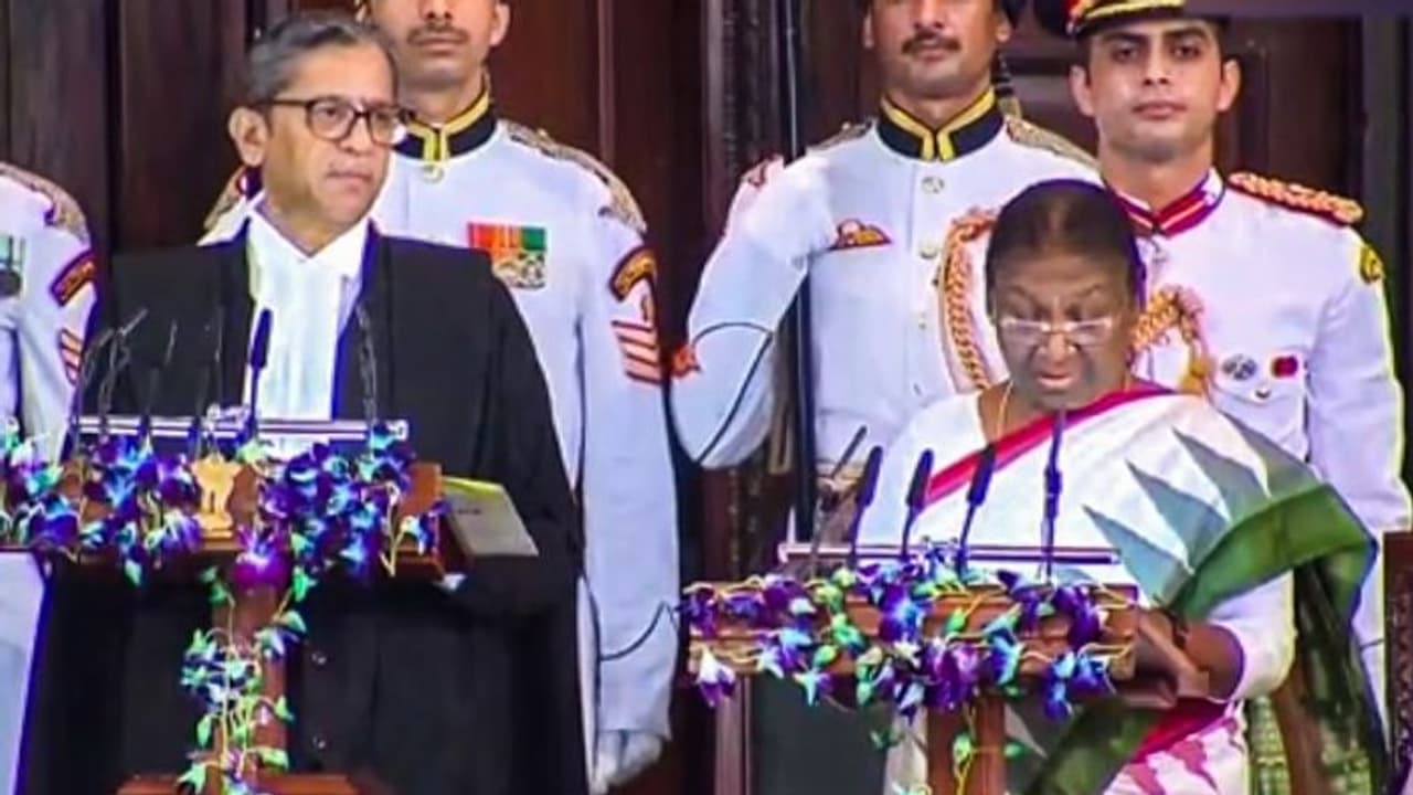 শপথ নিলেন স্বাধীন ভারতে জন্মগ্রহণকারী প্রথম রাষ্ট্রপতি দ্রৌপদী মুর্মু শপথ নিলেন স্বাধীন ভারতে জন্মগ্রহণকারী প্রথম রাষ্ট্রপতি দ্রৌপদী মুর্মু