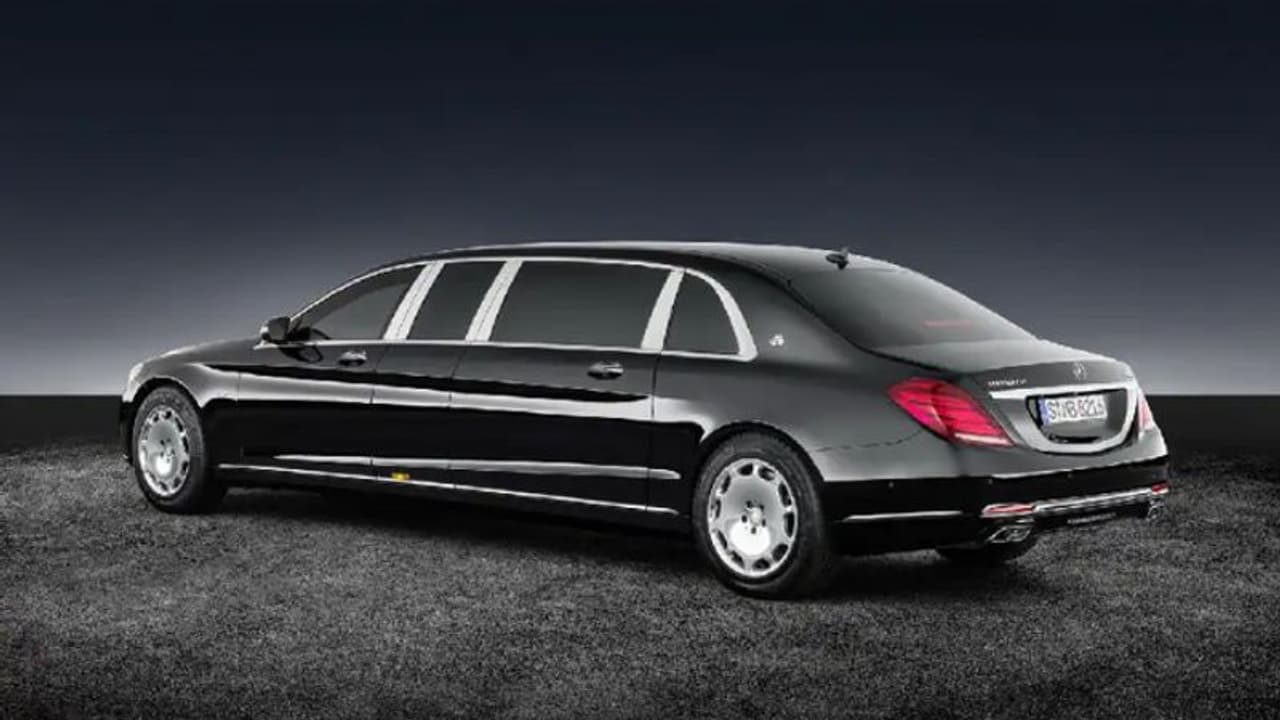 കാർ നിർത്തി മൂത്രമൊഴിക്കാൻ ഇറങ്ങി; അഭിഭാഷകനെ കത്തിമുനയിൽ നിർത്തി മൂന്നം​ഗ സംഘം മെഴ്സിഡസ് കവർന്നു