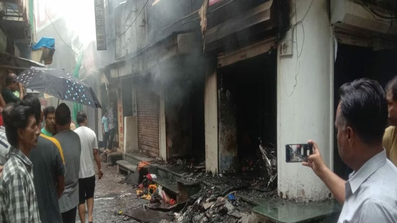 8 घंटे तक झालावाड़ के सबसे बड़े कपड़ा मार्केट में जलती रहीं दुकानें, साड़ियों का नया स्टॉक जलकर खाक 