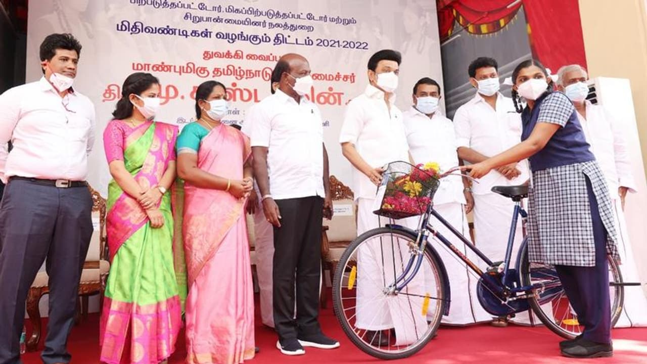 மு.க.ஸ்டாலின் உருவப்படம் இல்லாத விலையில்லா மிதிவண்டி...! அரசு பள்ளி மாணவர்களுக்கு வழங்கிய முதலமைச்சர் மு.க.ஸ்டாலின் உருவப்படம் இல்லாத விலையில்லா மிதிவண்டி...! அரசு பள்ளி மாணவர்களுக்கு வழங்கிய முதலமைச்சர்