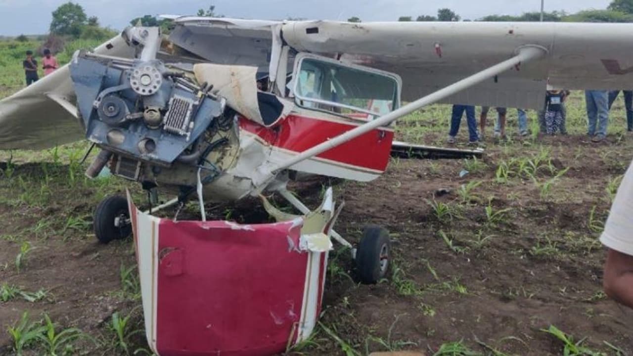 महाराष्ट्र के पुणे में बड़ा हदासा: ट्रेनी प्लेन हुआ क्रैश, विमान को 22 साल की लड़की उड़ा रही थी महाराष्ट्र के पुणे में बड़ा हदासा: ट्रेनी प्लेन हुआ क्रैश, विमान को 22 साल की लड़की उड़ा रही थी