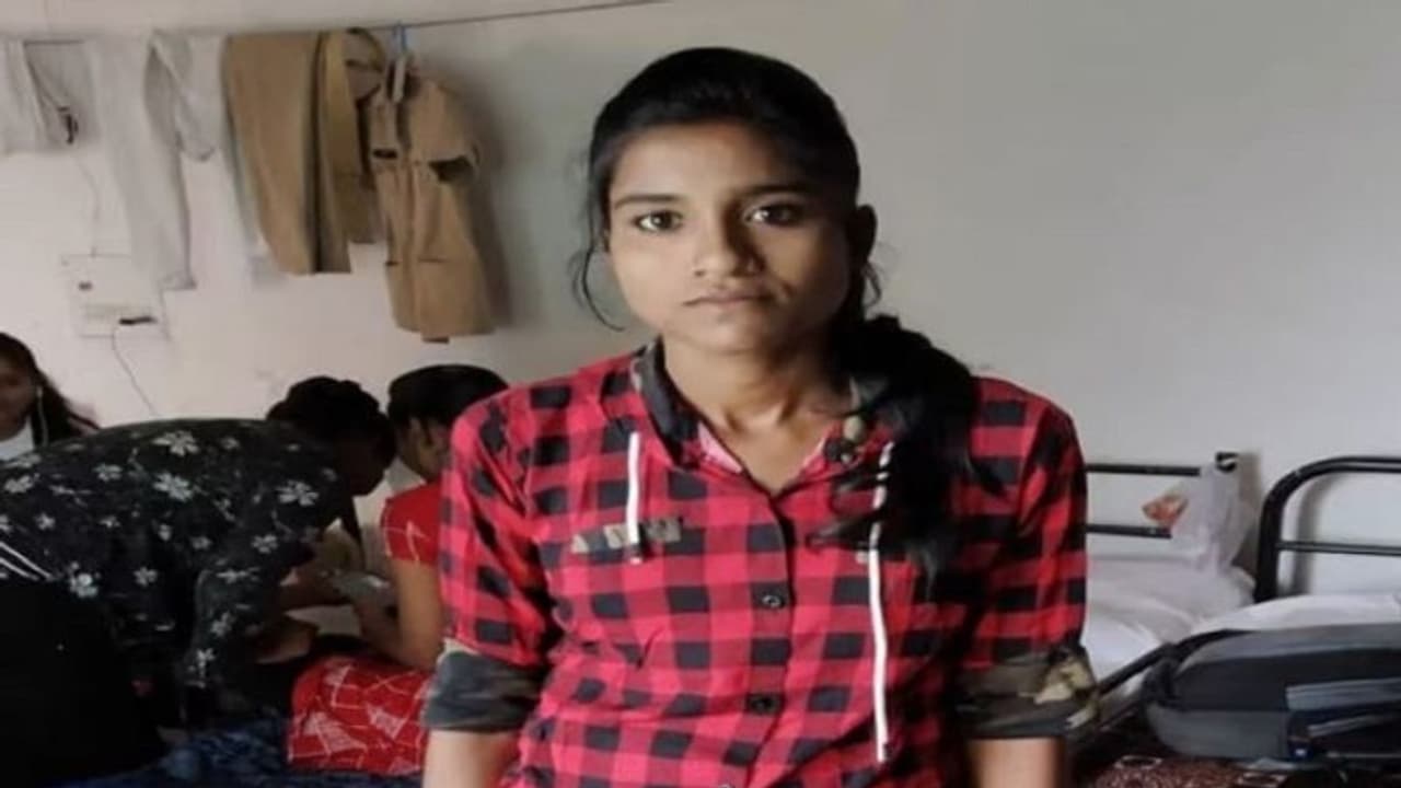 घर में शादी की बात होने पर महिला सिपाही ने परिजनों से बात करना किया बंद, कुछ दिनों बाद उठाया खौफनाक कदम घर में शादी की बात होने पर महिला सिपाही ने परिजनों से बात करना किया बंद, कुछ दिनों बाद उठाया खौफनाक कदम