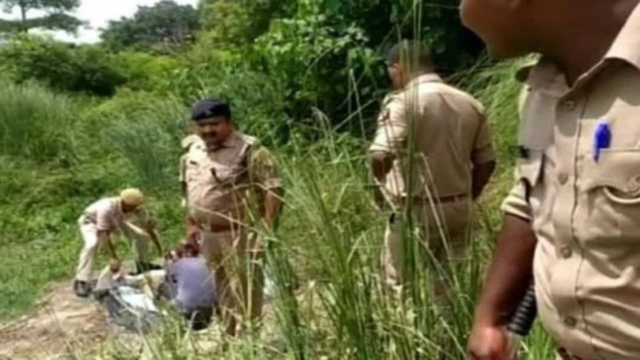 पति पत्नी के झगड़े में दो मासूम बहनें बन गई शिकार, बेटियों के साथ ऐसा करने से पहले नहीं पसीजा मां का दिल पति पत्नी के झगड़े में दो मासूम बहनें बन गई शिकार, बेटियों के साथ ऐसा करने से पहले नहीं पसीजा मां का दिल