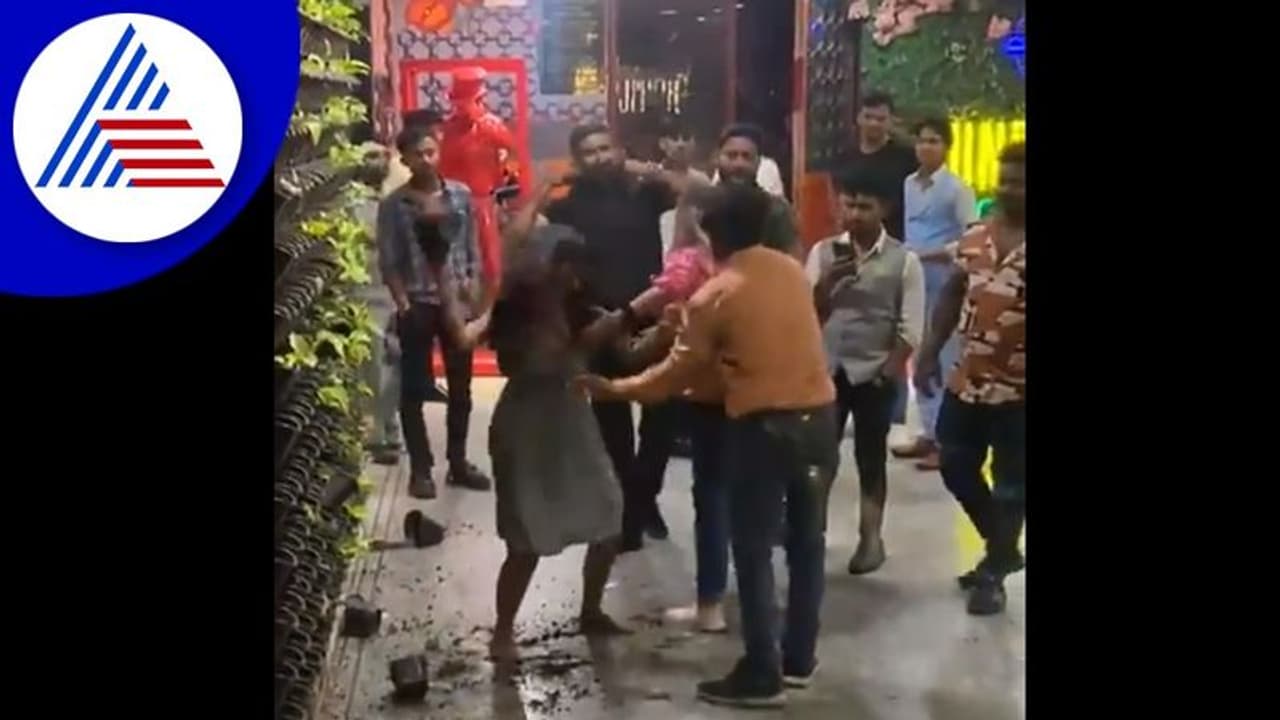 ಪಬ್‌ ಮುಂದೆ ಕುಡಿದ ಮತ್ತಿನಲ್ಲಿ ಯುವಕನಿಗೆ ಥಳಿಸಿದ ಯುವತಿಯರ ಅರೆಸ್ಟ್‌: ವಿಡಿಯೋ ವೈರಲ್‌