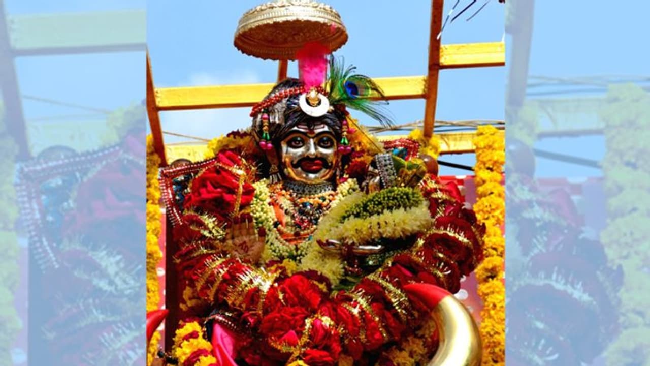 Mahakal Sawari ujjain: शाही ठाठ बाट से निकली भगवान महाकाल की दूसरी सवारी, भक्तों ने लगाए जयकारे Mahakal Sawari ujjain: शाही ठाठ बाट से निकली भगवान महाकाल की दूसरी सवारी, भक्तों ने लगाए जयकारे