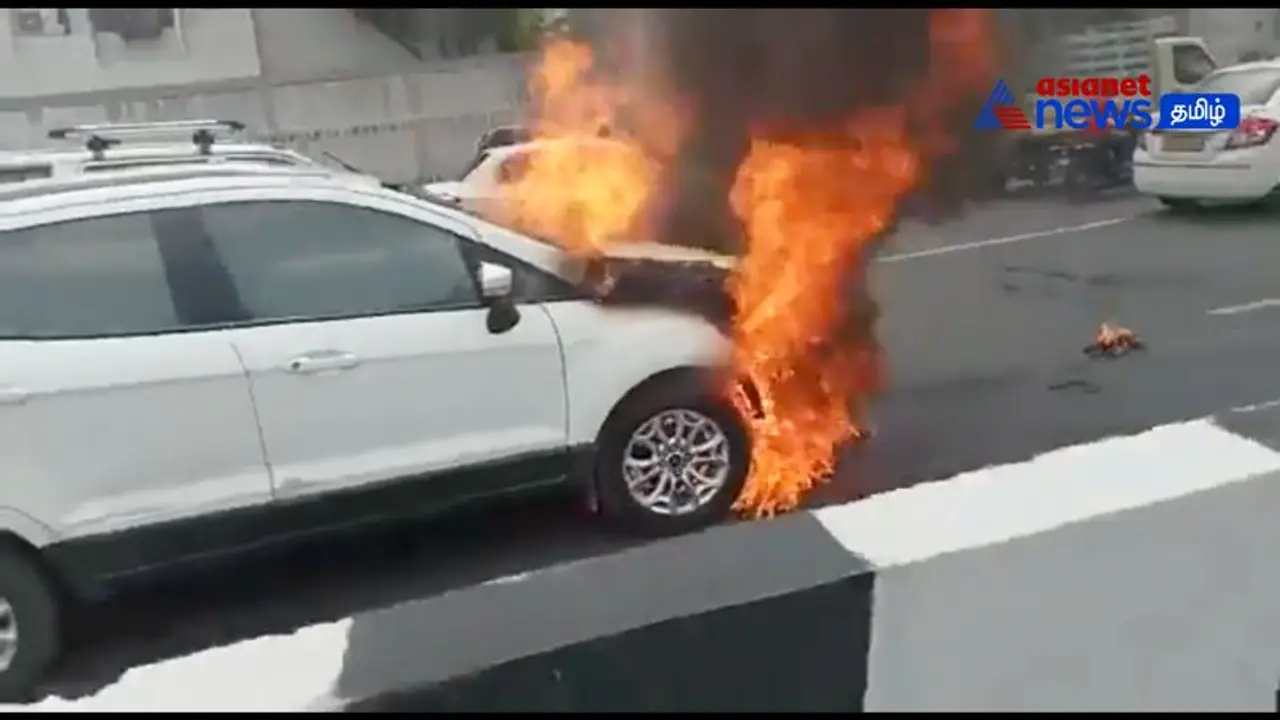 சாலையில் திடீரென தீப்பற்றி எரிந்த சொகுசு கார் வாகன ஓட்டிகள் அதிர்ச்சி சாலையில் திடீரென தீப்பற்றி எரிந்த சொகுசு கார் வாகன ஓட்டிகள் அதிர்ச்சி