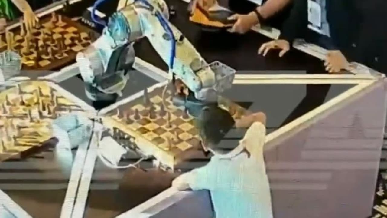 रोबोट और बच्चे के बीच चल रहा था शतरंज का खेल, तभी कुछ ऐसा हुआ जिसे देखकर डर जाएंगे आप, वीडियो वायरल रोबोट और बच्चे के बीच चल रहा था शतरंज का खेल, तभी कुछ ऐसा हुआ जिसे देखकर डर जाएंगे आप, वीडियो वायरल