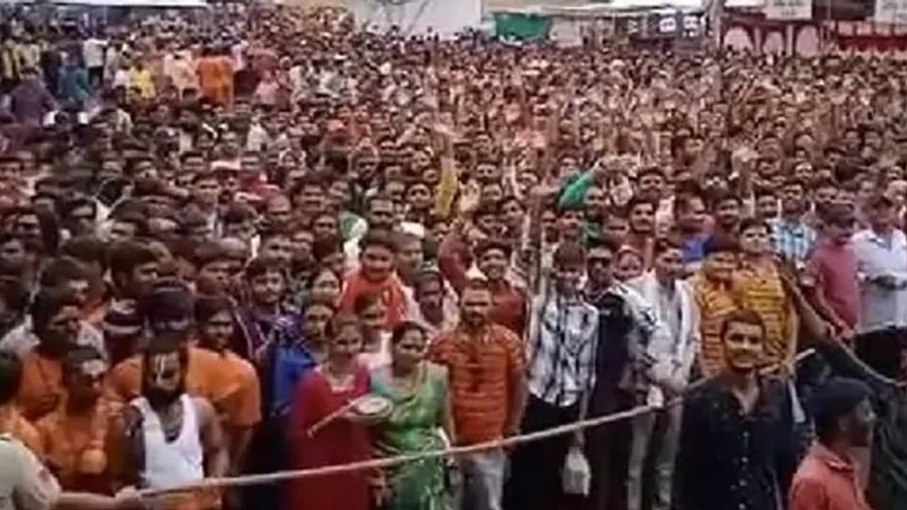 उज्जैन में बाबा महाकाल के दर्शन करने पहंचे लाखों लोग, पैर रखने की जगह नहीं...भीड़ में दब गए कई श्रद्धालु उज्जैन में बाबा महाकाल के दर्शन करने पहंचे लाखों लोग, पैर रखने की जगह नहीं...भीड़ में दब गए कई श्रद्धालु