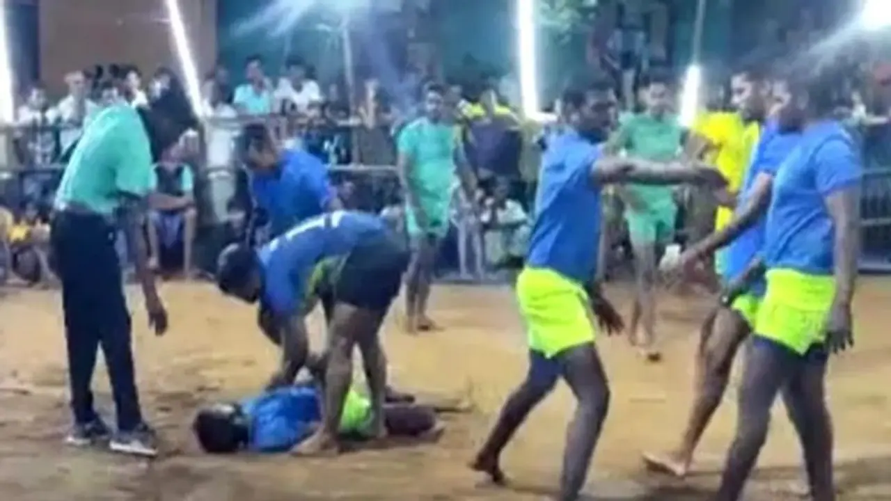 கடலூரில் களத்திலேயே உயிரை விட்ட கபடி வீரர்.! கண்களை குளமாக்கும், பதைபதைக்க வைக்கும் காட்சி.. வைரல் வீடியோ கடலூரில் களத்திலேயே உயிரை விட்ட கபடி வீரர்.! கண்களை குளமாக்கும், பதைபதைக்க வைக்கும் காட்சி.. வைரல் வீடியோ