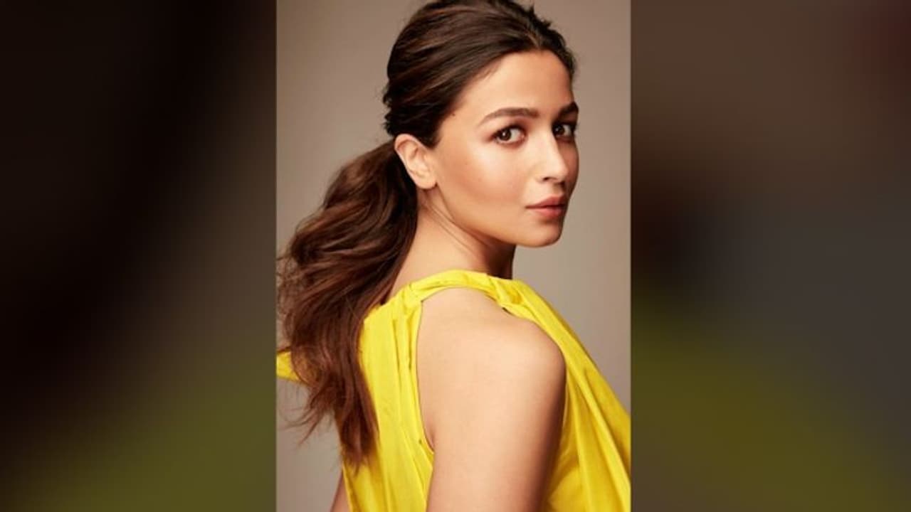 রনবীর নয়,আলিয়ার সমস্ত টাকা পয়সা নিয়ন্ত্রণ করেন এই ব্যক্তি, জেনে নিন কে সেই ব্যক্তি রনবীর নয়,আলিয়ার সমস্ত টাকা পয়সা নিয়ন্ত্রণ করেন এই ব্যক্তি, জেনে নিন কে সেই ব্যক্তি