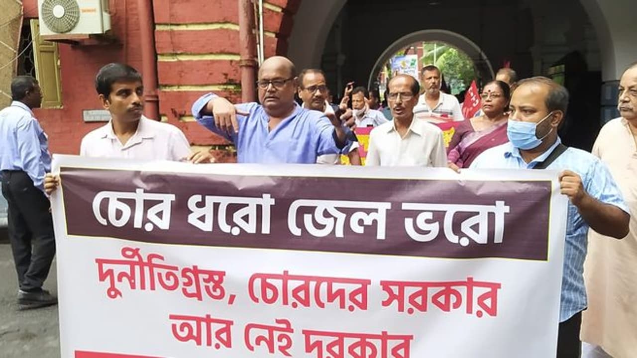 তৃণমূলের সবাই চোর, বামপন্থী সংগঠনের মিছিলে প্রকাশ্যে জোরালো স্লোগান তৃণমূলের সবাই চোর, বামপন্থী সংগঠনের মিছিলে প্রকাশ্যে জোরালো স্লোগান