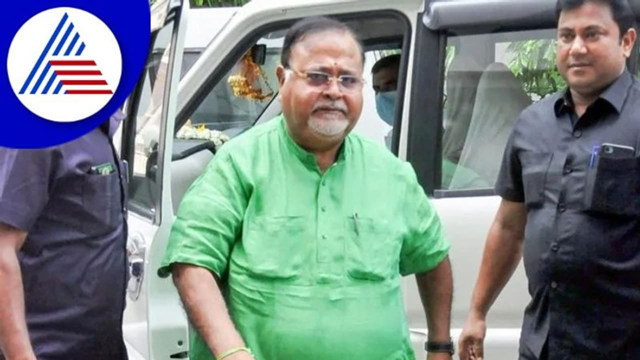 Partha Chatterjee: பர்தா சாட்டர்ஜி மகள் வீட்டில் கொள்ளை: திருட்டு நாடகம் என எதிர்க்கட்சி விளாசல் Partha Chatterjee: பர்தா சாட்டர்ஜி மகள் வீட்டில் கொள்ளை: திருட்டு நாடகம் என எதிர்க்கட்சி விளாசல்