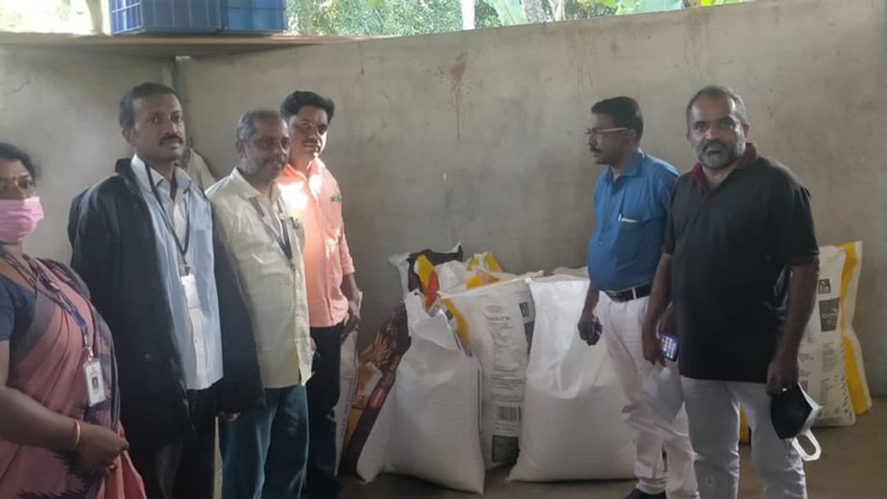 'റേഷന് പകരം മുട്ടയും മറ്റ് സാധനങ്ങളും', അനധികൃതമായി സൂക്ഷിച്ച 900 കിലോ റേഷനരി പിടികൂടി 'റേഷന് പകരം മുട്ടയും മറ്റ് സാധനങ്ങളും', അനധികൃതമായി സൂക്ഷിച്ച 900 കിലോ റേഷനരി പിടികൂടി