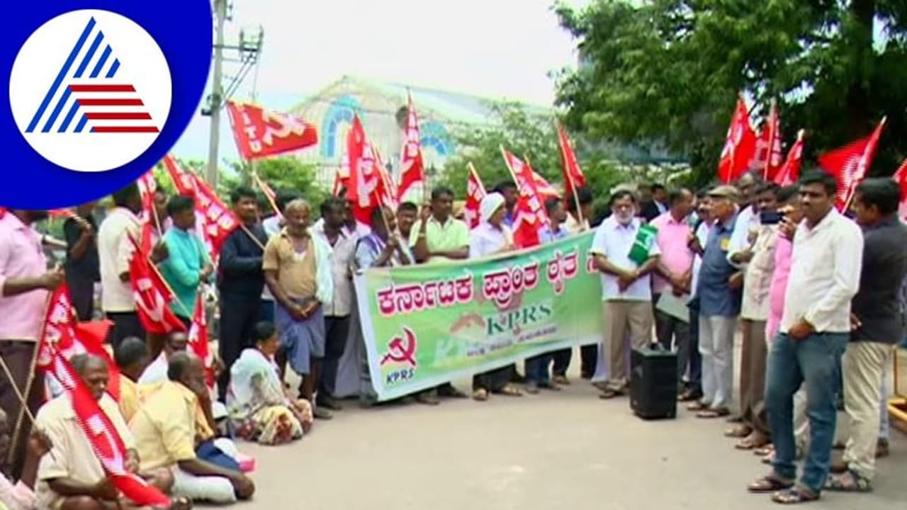 Tumakuru: ಮನೆಗೆ ನುಗ್ಗಿ ರೈತನ ಥಳಿಸಿದ ಅರಣ್ಯಾಧಿಕಾರಿ: ರೈತ ಸಂಘಟನೆಗಳಿಂದ ಪ್ರತಿಭಟನೆ Tumakuru: ಮನೆಗೆ ನುಗ್ಗಿ ರೈತನ ಥಳಿಸಿದ ಅರಣ್ಯಾಧಿಕಾರಿ: ರೈತ ಸಂಘಟನೆಗಳಿಂದ ಪ್ರತಿಭಟನೆ