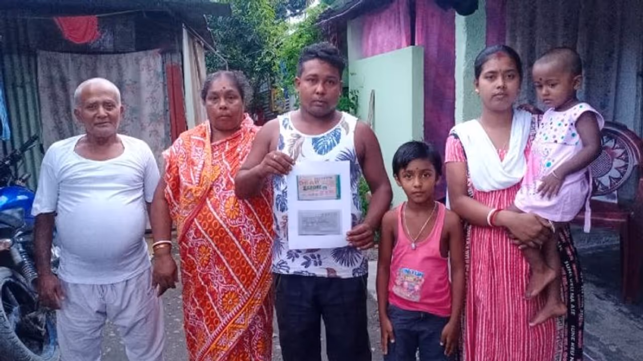 রঙ মিস্ত্রি থেকে কোটিপতি, রাতারাতি ভাগ্য ফেরাল এই লটারির টিকিট রঙ মিস্ত্রি থেকে কোটিপতি, রাতারাতি ভাগ্য ফেরাল এই লটারির টিকিট