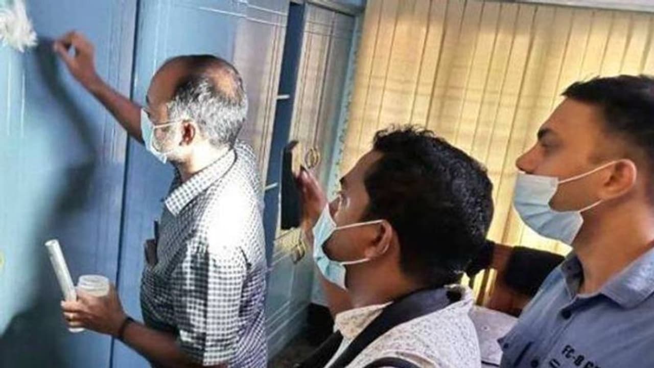 ആളില്ലാത്ത സമയം വീട് കുത്തിത്തുറന്ന് മോഷണം, 14 ലക്ഷത്തിന്റെ ആഭരണങ്ങൾ കവർന്നു ആളില്ലാത്ത സമയം വീട് കുത്തിത്തുറന്ന് മോഷണം, 14 ലക്ഷത്തിന്റെ ആഭരണങ്ങൾ കവർന്നു