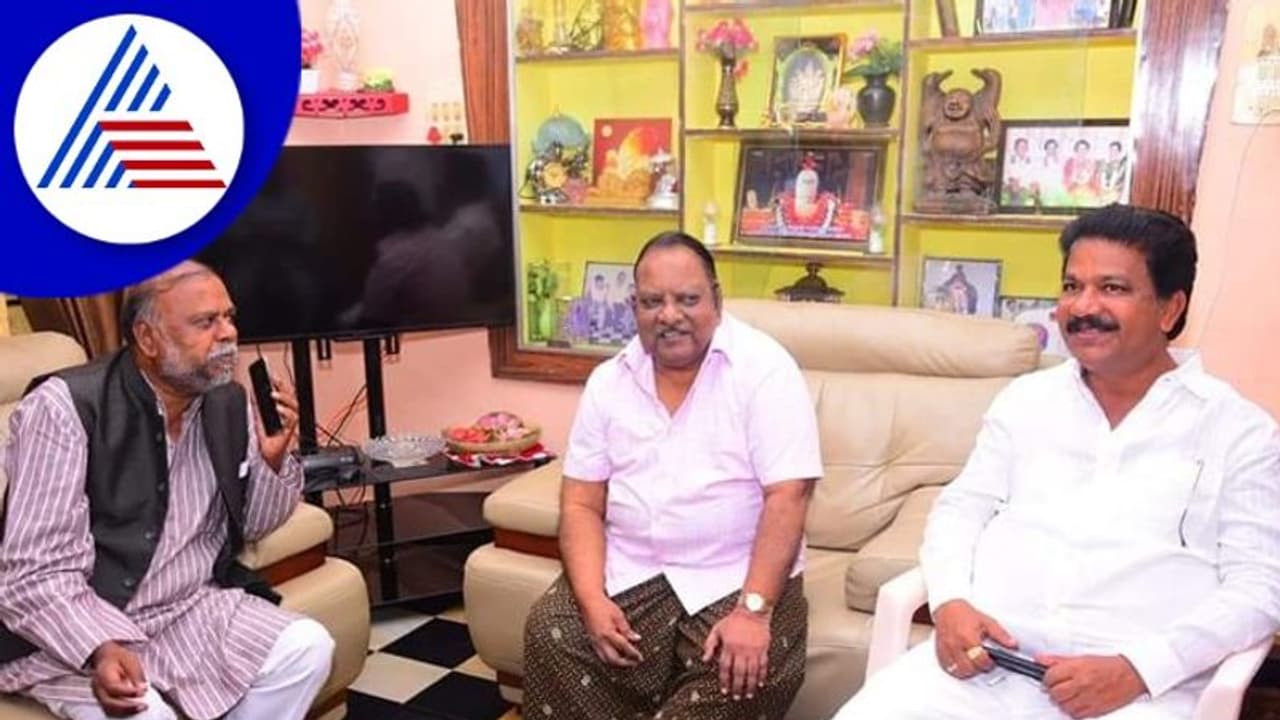 ಸಾಹಿತಿ ಬಿ.ಎಲ್.ವೇಣುಗೆ ಬೆದರಿಕೆ ಕರೆ ಹಿನ್ನೆಲೆ; ಹೆಚ್.ಆಂಜನೇಯ, ಶಾಸಕ ಟಿ.ರಘುಮೂರ್ತಿ ವೇಣು ನಿವಾಸಕ್ಕೆ ಭೇಟಿ