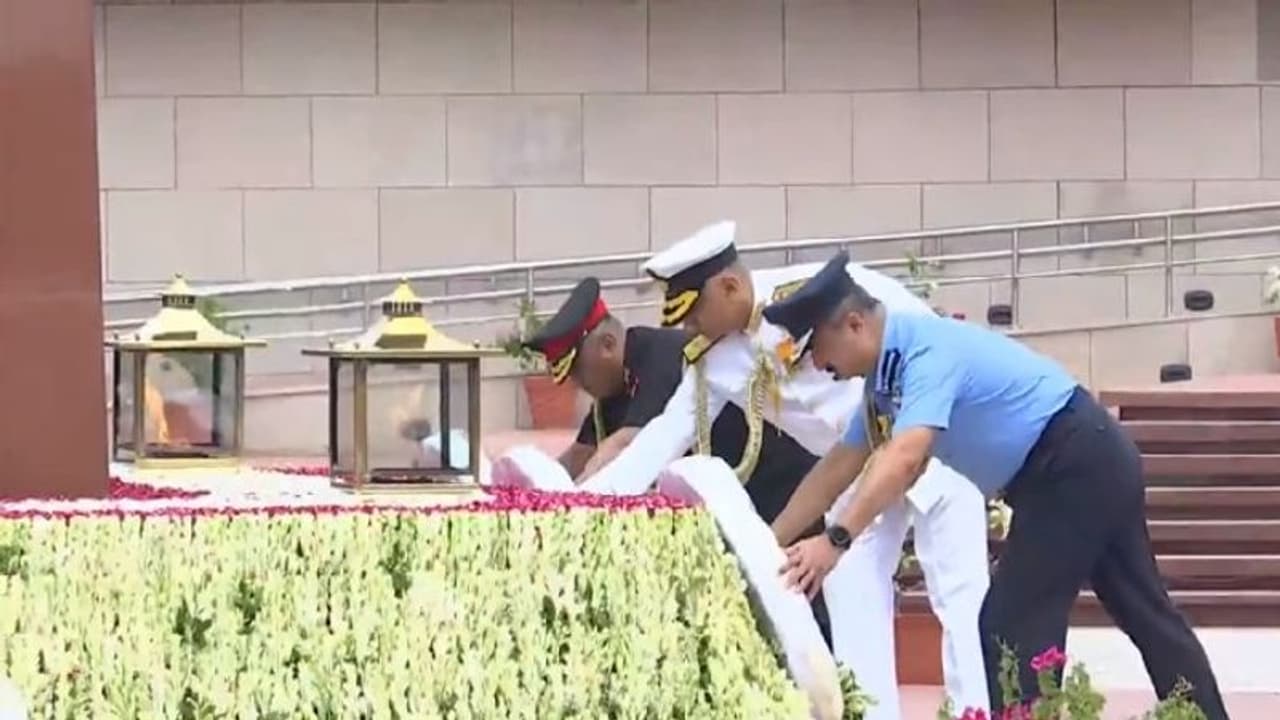 কার্গিলে ভারতীয় সেনার অদম্য 'অপারেশন বিজয়', আত্মত্যাগের ২৩ বছর পার কার্গিলে ভারতীয় সেনার অদম্য 'অপারেশন বিজয়', আত্মত্যাগের ২৩ বছর পার