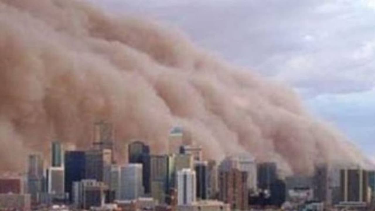 അപ്രതീക്ഷിത മണൽക്കാറ്റിൽ ഭയന്ന് നാട്, കെട്ടിടങ്ങളും വാഹനങ്ങളും എല്ലാം മുങ്ങി അപ്രതീക്ഷിത മണൽക്കാറ്റിൽ ഭയന്ന് നാട്, കെട്ടിടങ്ങളും വാഹനങ്ങളും എല്ലാം മുങ്ങി