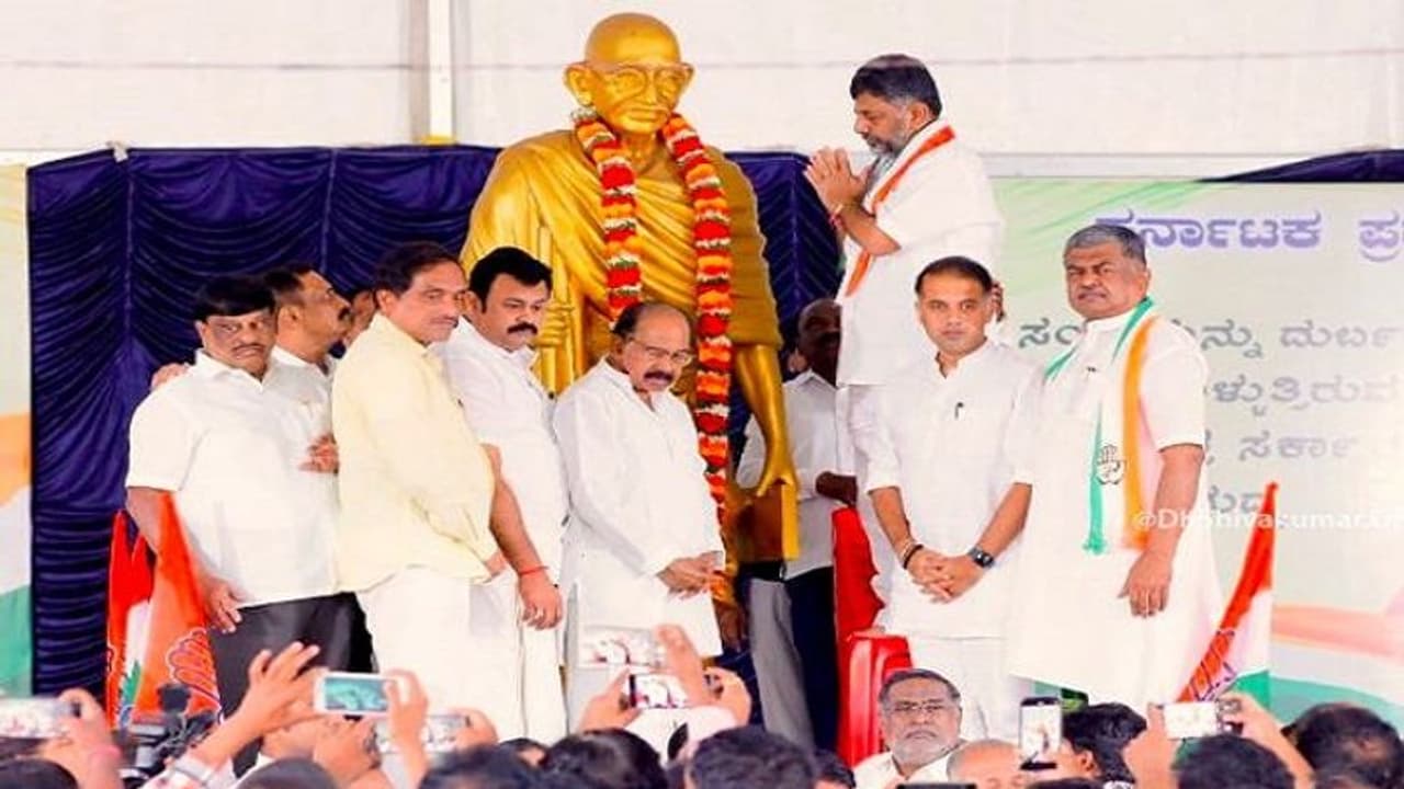 'ಸೋನಿಯಾ ನಮ್ಮ ತಾಯಿ, ರಾಹುಲ್ ನಮ್ಮ ಸಹೋದರ: ಗಾಂಧಿ ಕುಟುಂಬದ ಗುಲಾಮರು ಹೌದು' 'ಸೋನಿಯಾ ನಮ್ಮ ತಾಯಿ, ರಾಹುಲ್ ನಮ್ಮ ಸಹೋದರ: ಗಾಂಧಿ ಕುಟುಂಬದ ಗುಲಾಮರು ಹೌದು'