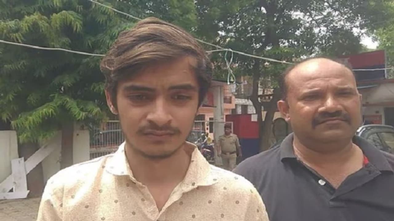 'कर्म खराब हो गए...सोचा सबको मुक्ति दे दूं' हत्यारे बेटे की बात सुन पुलिस भी हैरान, जानिए क्या था प्लान 'कर्म खराब हो गए...सोचा सबको मुक्ति दे दूं' हत्यारे बेटे की बात सुन पुलिस भी हैरान, जानिए क्या था प्लान