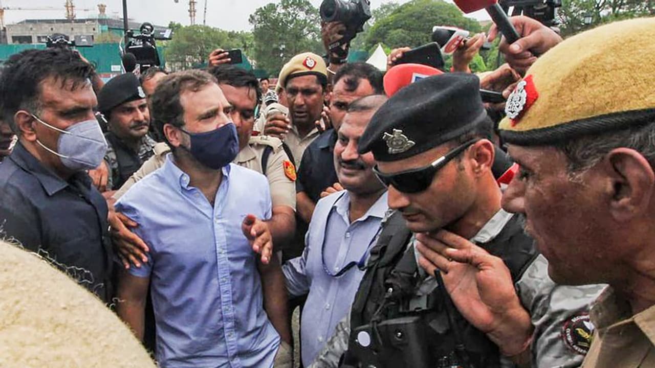 അഞ്ച് മണിക്കൂര്‍ പിന്നിട്ടു; രാഹുൽ ഗാന്ധി അടക്കമുള്ള എംപിമാര്‍ കസ്റ്റഡിയിൽ തുടരുന്നു 