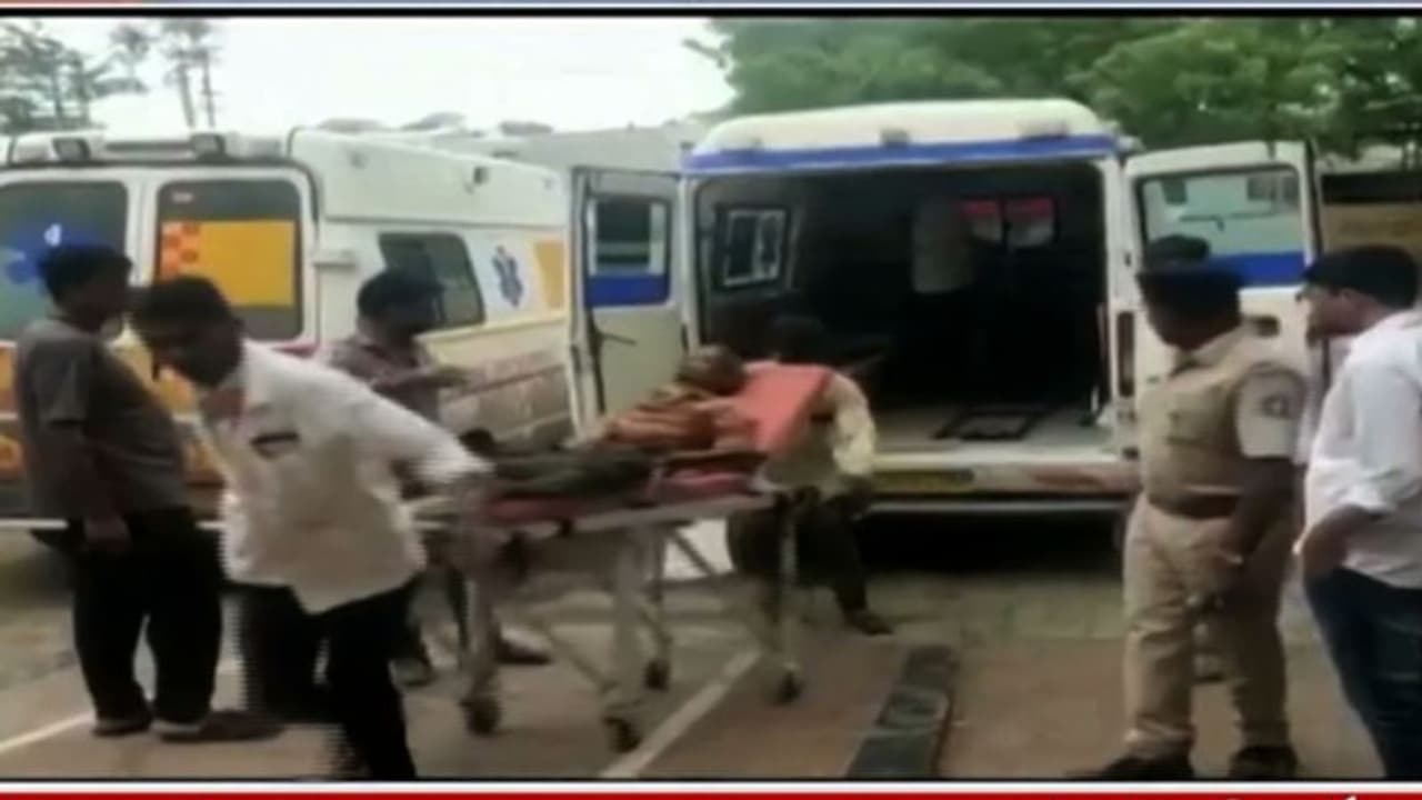 Hooch Tragedy: വിഷമദ്യ ദുരന്തമുണ്ടാകുമെന്ന റിപ്പോർട്ട് അവഗണിച്ചു, വ്യാജമദ്യ മാഫിയയ്ക്ക് ഒത്താശ ചെയ്തത് പൊലീസ് Hooch Tragedy: വിഷമദ്യ ദുരന്തമുണ്ടാകുമെന്ന റിപ്പോർട്ട് അവഗണിച്ചു, വ്യാജമദ്യ മാഫിയയ്ക്ക് ഒത്താശ ചെയ്തത് പൊലീസ്