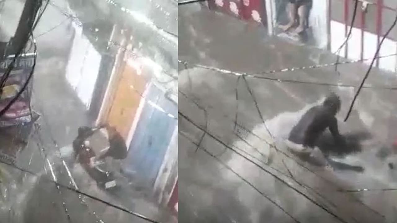 लोग चिल्लाते रहे,बारिश के कहर में फंसा युवक चीखता रहा, VIDEO में देखिए जोधपुर में कैसे पानी में तैरने लगी बाइक लोग चिल्लाते रहे,बारिश के कहर में फंसा युवक चीखता रहा, VIDEO में देखिए जोधपुर में कैसे पानी में तैरने लगी बाइक