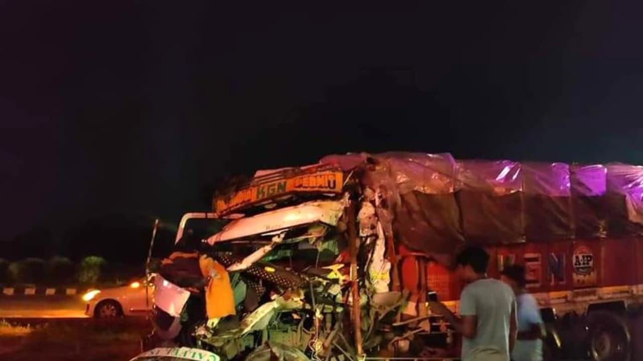 दौसा में चमत्कारः कावड़ियों से भरे ट्रक का भयानक एक्सीडेंट, लेकिन ऊपर वाले ने सभी 60 को बचा लिया दौसा में चमत्कारः कावड़ियों से भरे ट्रक का भयानक एक्सीडेंट, लेकिन ऊपर वाले ने सभी 60 को बचा लिया