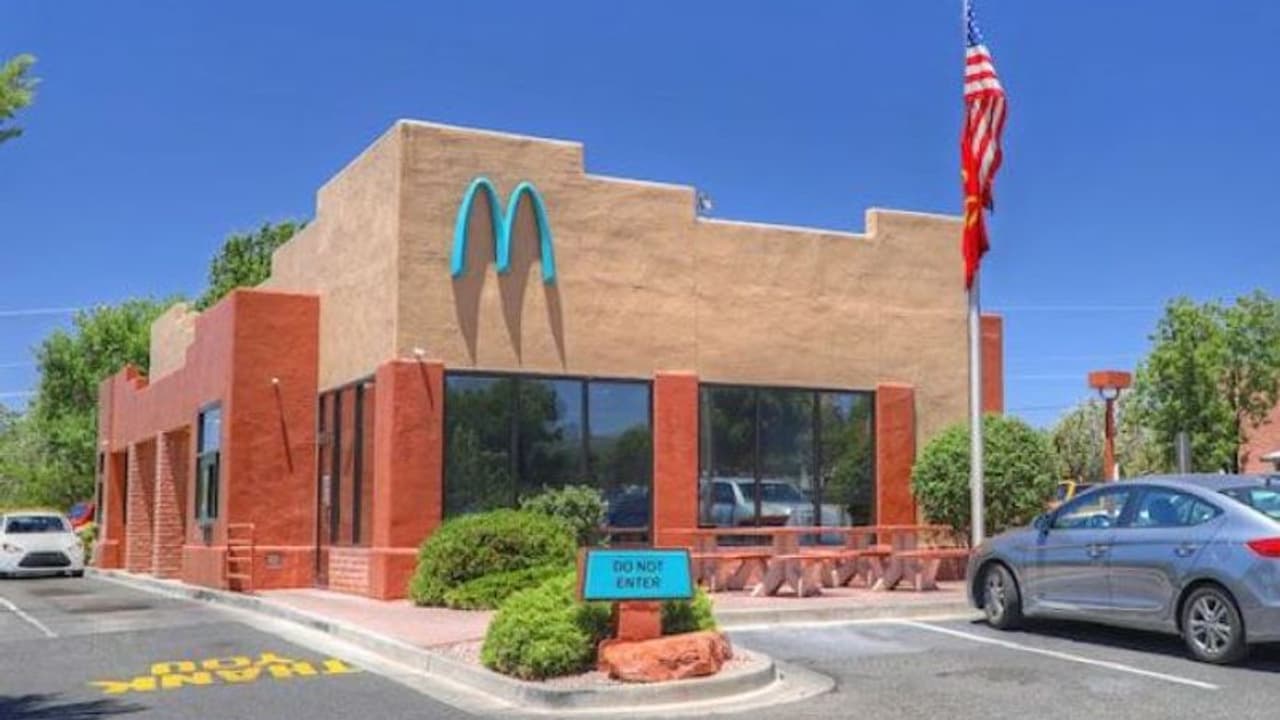 Mcdonald's रेस्त्रां का ये LOGO आपने नहीं देखा होगा, अधिकारियों ने जानबूझकर बदलवाया था रंग, दिलचस्प है वजह Mcdonald's रेस्त्रां का ये LOGO आपने नहीं देखा होगा, अधिकारियों ने जानबूझकर बदलवाया था रंग, दिलचस्प है वजह