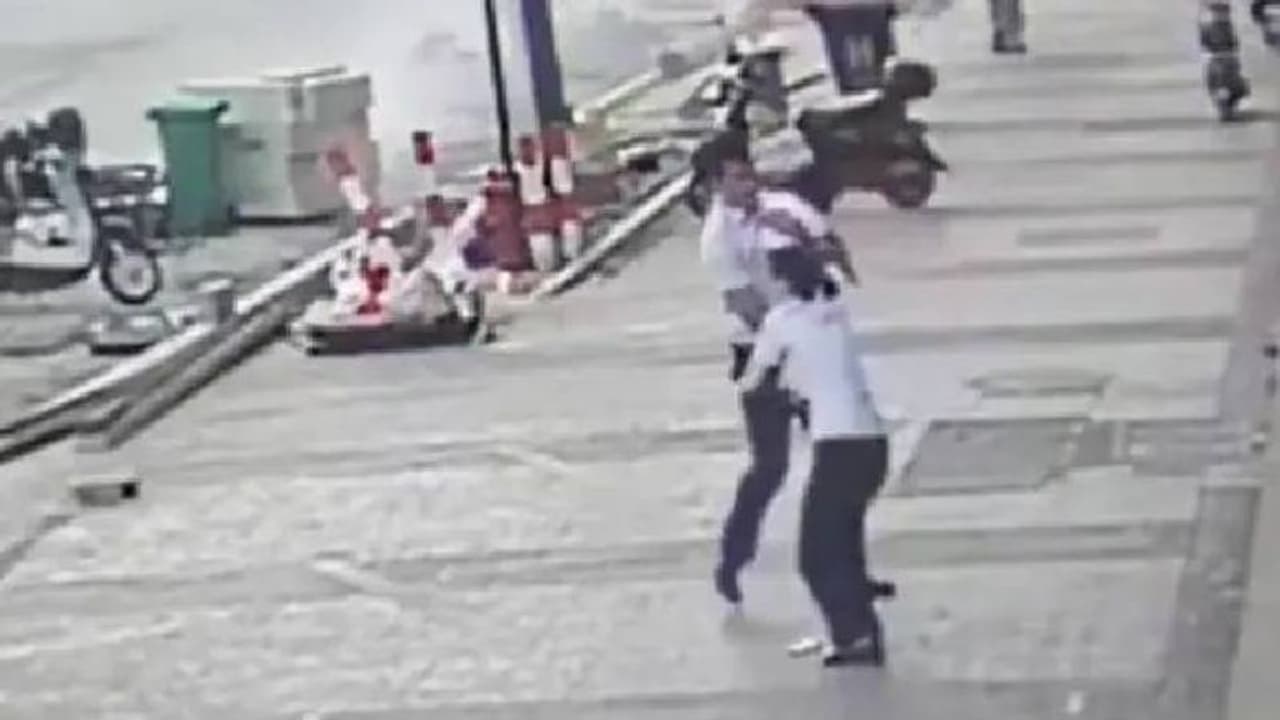 അഞ്ചാം നിലയിൽ നിന്നും താഴേക്ക് വീണ് കുഞ്ഞ്, സാഹസികമായി രക്ഷിച്ച് യുവാവ്, വീഡിയോ വൈറൽ അഞ്ചാം നിലയിൽ നിന്നും താഴേക്ക് വീണ് കുഞ്ഞ്, സാഹസികമായി രക്ഷിച്ച് യുവാവ്, വീഡിയോ വൈറൽ