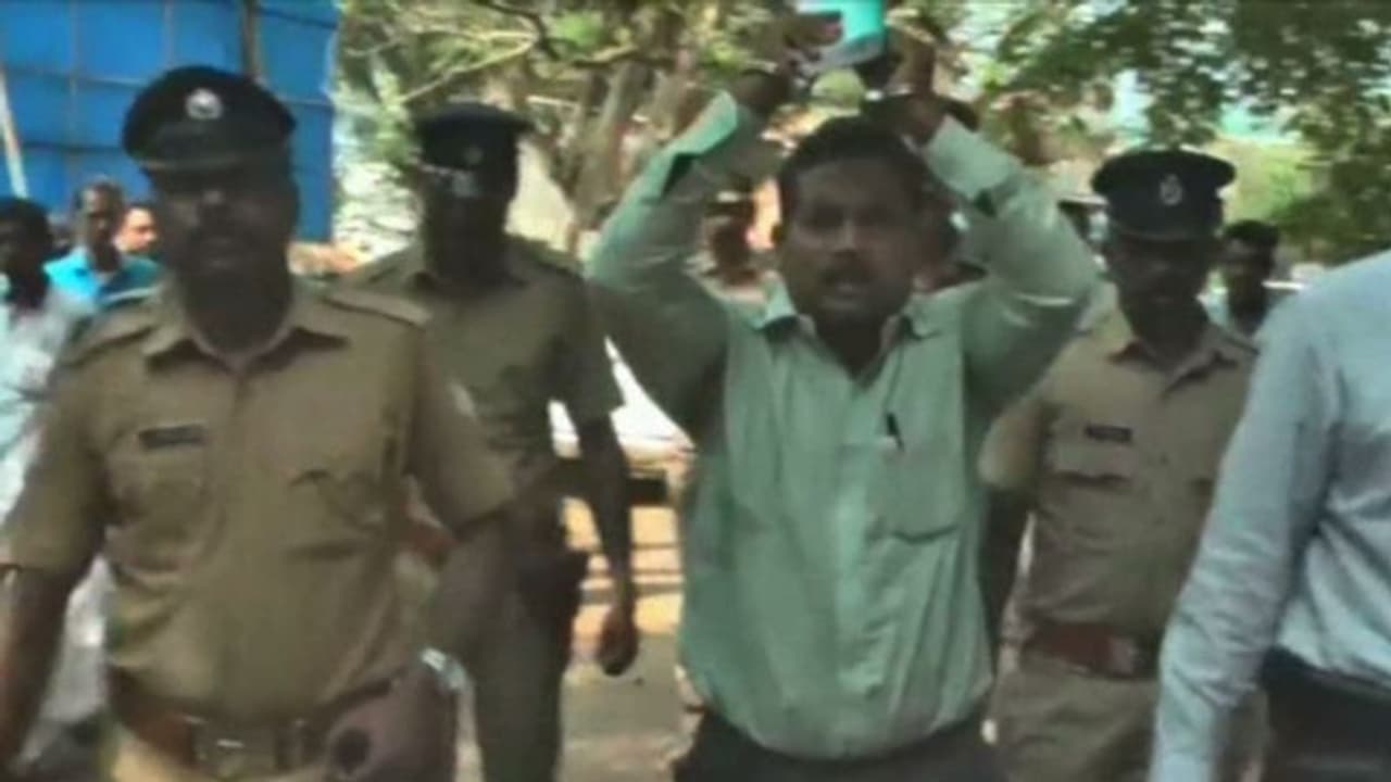 രൂപേഷിനെതിരായ കേസുകളിൽ യുഎപിഎ പുനഃസ്ഥാപിക്കണമെന്ന് സർക്കാർ, സുപ്രീംകോടതിയെ സമീപിച്ചു രൂപേഷിനെതിരായ കേസുകളിൽ യുഎപിഎ പുനഃസ്ഥാപിക്കണമെന്ന് സർക്കാർ, സുപ്രീംകോടതിയെ സമീപിച്ചു