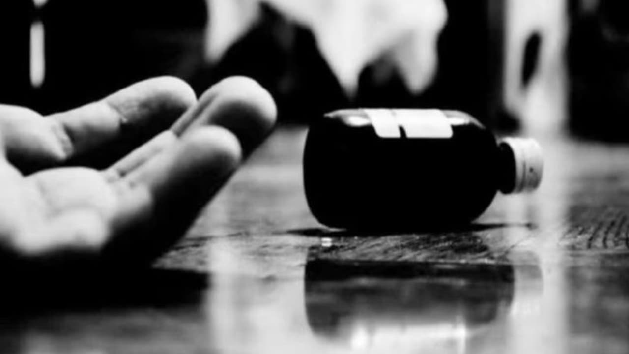 मुरादाबाद: नशीला पदार्थ मिला खाना खाने से बिगड़ी दंपति और बच्चों की हालत, जानिए पति ने क्यों की ऐसी हरकत मुरादाबाद: नशीला पदार्थ मिला खाना खाने से बिगड़ी दंपति और बच्चों की हालत, जानिए पति ने क्यों की ऐसी हरकत