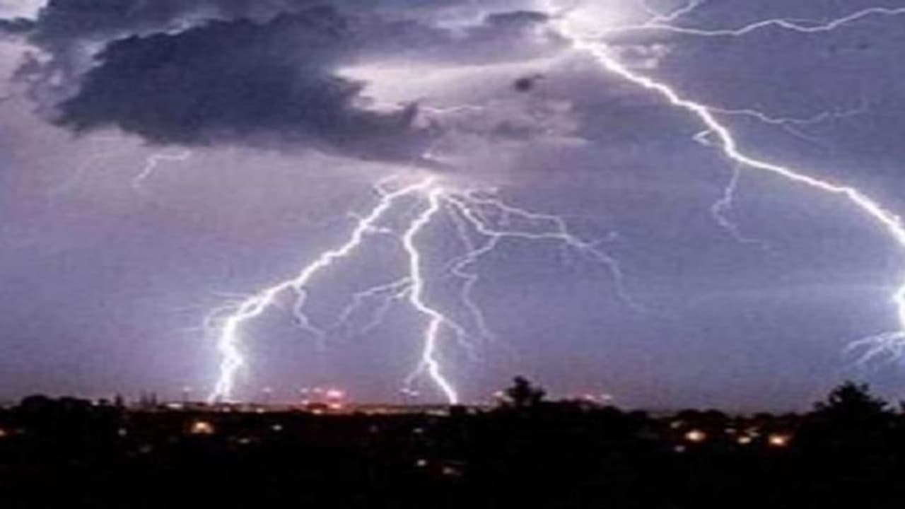 बिहार में वज्रपात का कहर:घर से बाहर काम पर गए 7 लोगों की मौत, जाने क्यों गिरती है बिजली,और इससे बचने के उपाए बिहार में वज्रपात का कहर:घर से बाहर काम पर गए 7 लोगों की मौत, जाने क्यों गिरती है बिजली,और इससे बचने के उपाए