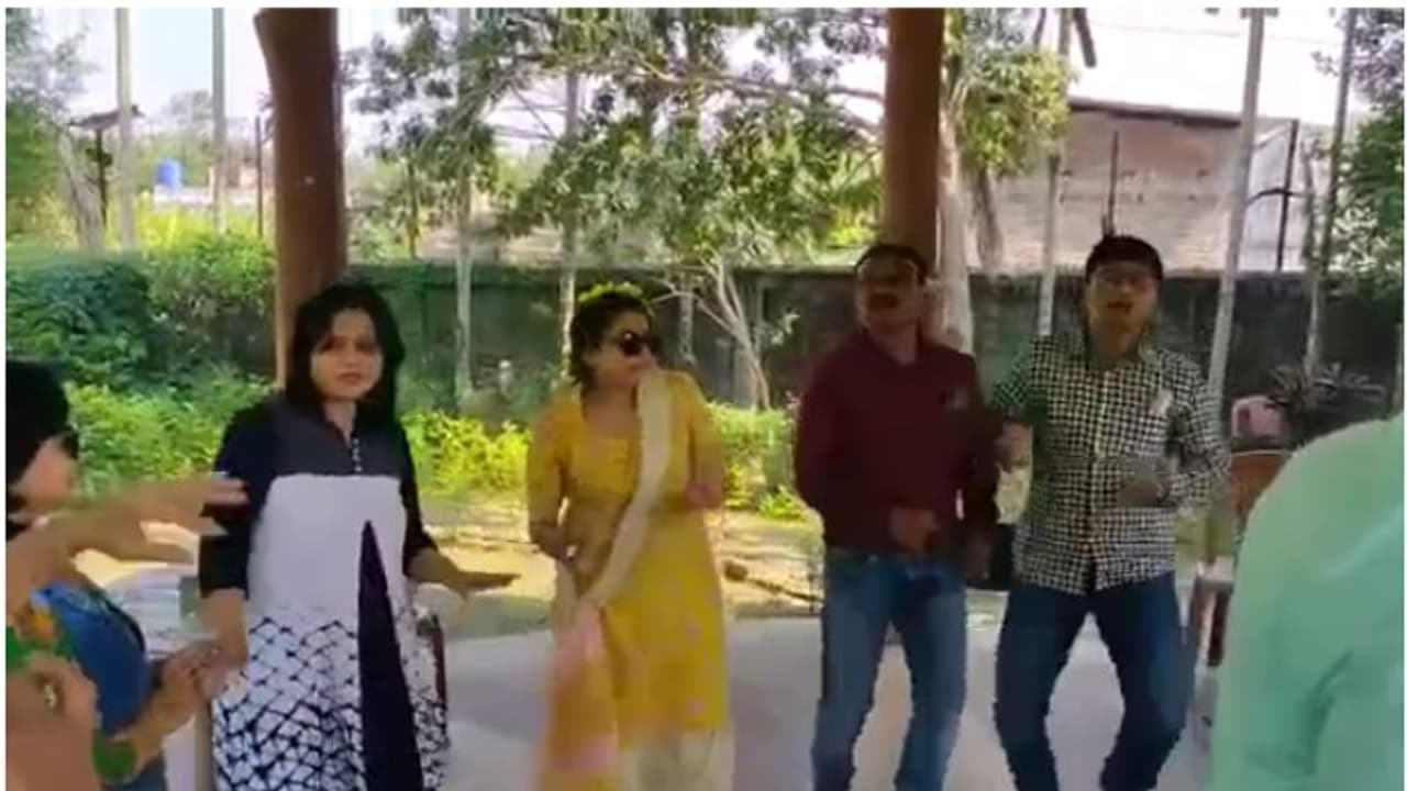 হাতে মদের বোতল সিগারেট সঙ্গে উদ্দাম নাচ, স্কুলের শিক্ষক শিক্ষিকাদের পিকনিকের ভিডিও ভাইরাল হাতে মদের বোতল সিগারেট সঙ্গে উদ্দাম নাচ, স্কুলের শিক্ষক শিক্ষিকাদের পিকনিকের ভিডিও ভাইরাল