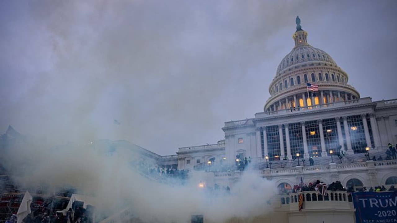 ക്യാപിറ്റോൾ ആക്രമണക്കേസ് പ്രതികളിലൊരാളെ പിടികൂടിയത് ഡേറ്റിംഗ് ആപ്പിലൂടെ യുവതി നടത്തിയ 'സ്റ്റിംഗ് ഓപ്പറേഷന്' ക്യാപിറ്റോൾ ആക്രമണക്കേസ് പ്രതികളിലൊരാളെ പിടികൂടിയത് ഡേറ്റിംഗ് ആപ്പിലൂടെ യുവതി നടത്തിയ 'സ്റ്റിംഗ് ഓപ്പറേഷന്'
