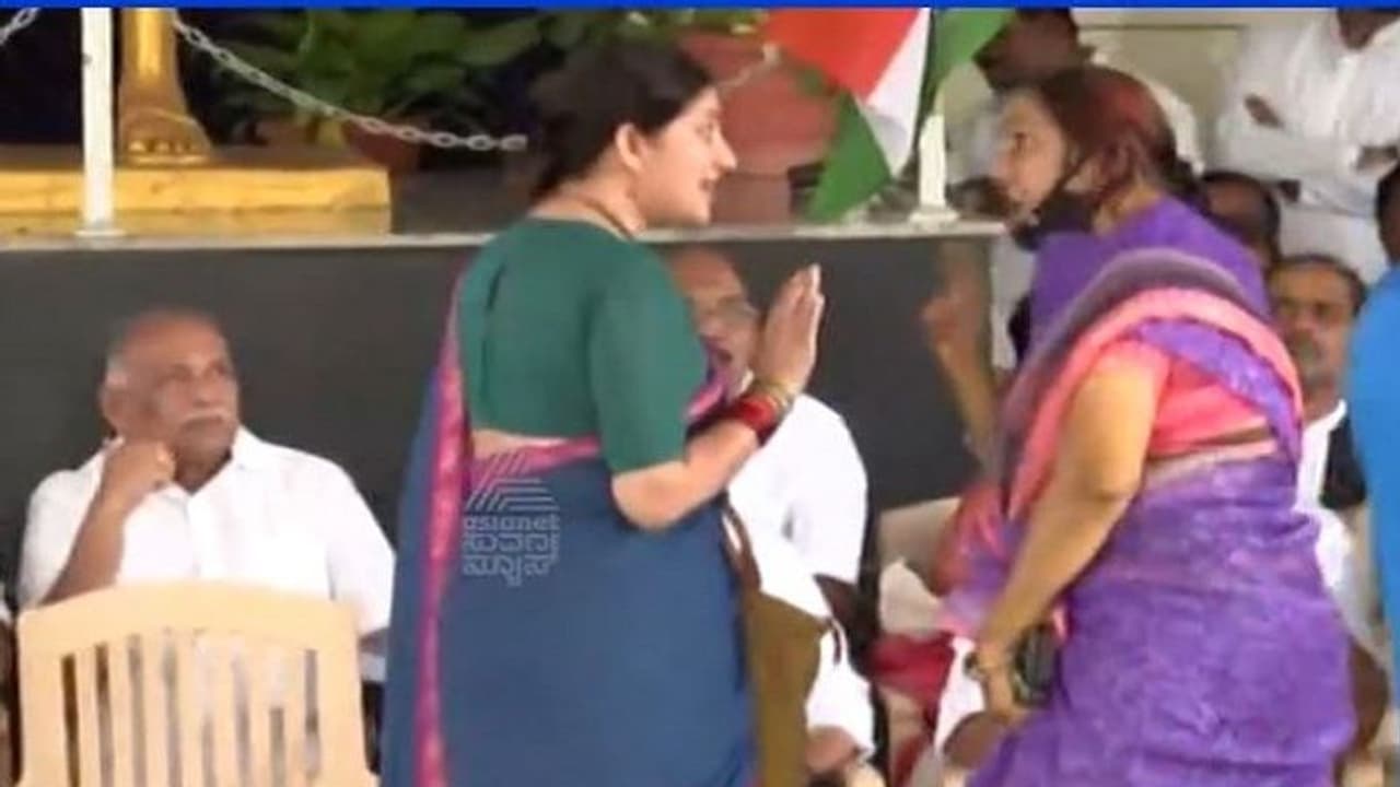 ಕುರ್ಚಿಗಾಗಿ ಪರದಾಟ, ಕಾಂಗ್ರೆಸ್ ಮೌನ ಪ್ರತಿಭಟನೆ ವೇಳೆ ನಟಿ ಭಾವನಾಗೆ ಮುಜುಗರ ಕುರ್ಚಿಗಾಗಿ ಪರದಾಟ, ಕಾಂಗ್ರೆಸ್ ಮೌನ ಪ್ರತಿಭಟನೆ ವೇಳೆ ನಟಿ ಭಾವನಾಗೆ ಮುಜುಗರ