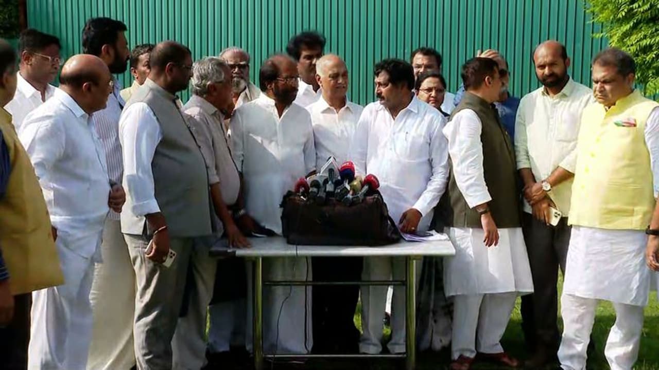 പാർലമെന്റിന്റെ ഉദ്ദേശമെന്ത്? സസ്പെൻഷൻ മുൻകൂട്ടി തയ്യാറാക്കിയ തിരക്കഥ: പ്രതികരിച്ച് പ്രതിപക്ഷ നേതാക്കൾ പാർലമെന്റിന്റെ ഉദ്ദേശമെന്ത്? സസ്പെൻഷൻ മുൻകൂട്ടി തയ്യാറാക്കിയ തിരക്കഥ: പ്രതികരിച്ച് പ്രതിപക്ഷ നേതാക്കൾ