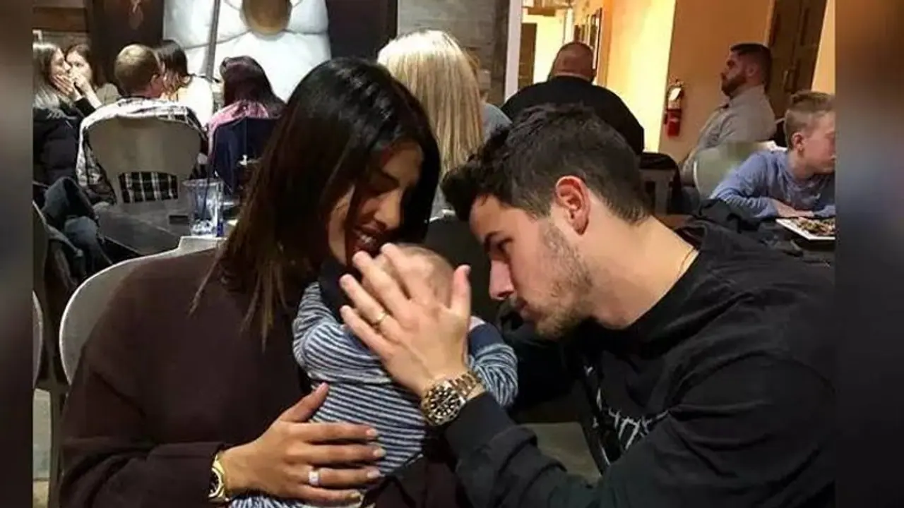 রাত জেগে ডায়াপার বদলানো থেকে মেয়ের স্নান, সবটাই একা হাতে কীভাবে সামলাছেন নিক? রাত জেগে ডায়াপার বদলানো থেকে মেয়ের স্নান, সবটাই একা হাতে কীভাবে সামলাছেন নিক?