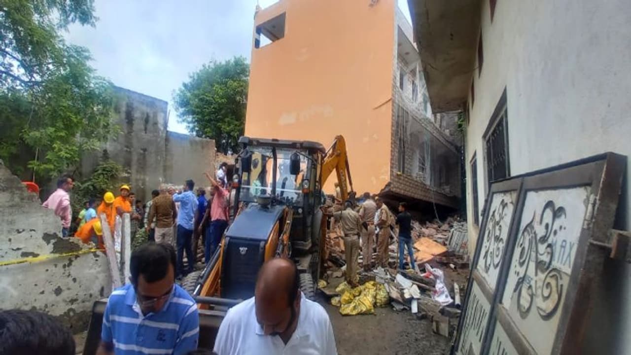 भीलवाड़ा में भरभराकर गिरी चार मंजिला बिल्डिंग : तेज धमाके से सहमे लोग, मलबे में फंसी महिला को 1 घंटे बाद बचाया भीलवाड़ा में भरभराकर गिरी चार मंजिला बिल्डिंग : तेज धमाके से सहमे लोग, मलबे में फंसी महिला को 1 घंटे बाद बचाया