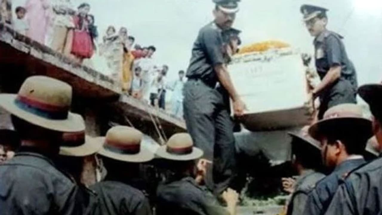 कारगिल युद्ध दिवस के दिन याद आए अमर सपूत कैप्टन मनोज पांडेय, पाकिस्तानी घुसपैठियों को ऐसे सिखाया था सबक कारगिल युद्ध दिवस के दिन याद आए अमर सपूत कैप्टन मनोज पांडेय, पाकिस्तानी घुसपैठियों को ऐसे सिखाया था सबक