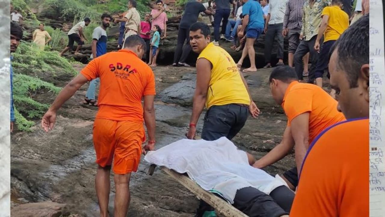 जोधपुर में मौत बनकर बरसी बारिश: सैलाब में 5 जिंदगी हो गईं खत्म, मरने वालों में 2 भाई बहन भी शामिल जोधपुर में मौत बनकर बरसी बारिश: सैलाब में 5 जिंदगी हो गईं खत्म, मरने वालों में 2 भाई बहन भी शामिल